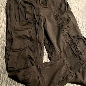 Lululemon Dance Studio Relaxed- Fit Mid-Rise Cargo Joggers, size M in Black!